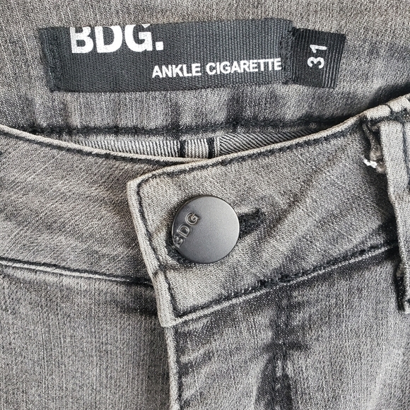 BDG. Ankle Cigarette Leg Gray Washed Jeans Sz 31 - Picture 4 of 9